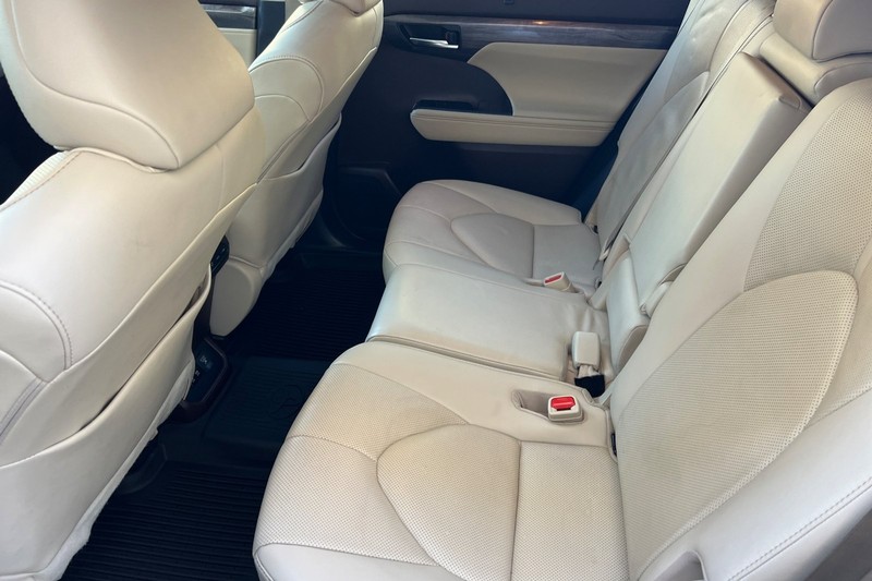 Toyota Highlander Hybrid Vehicle Full-screen Gallery Image 12