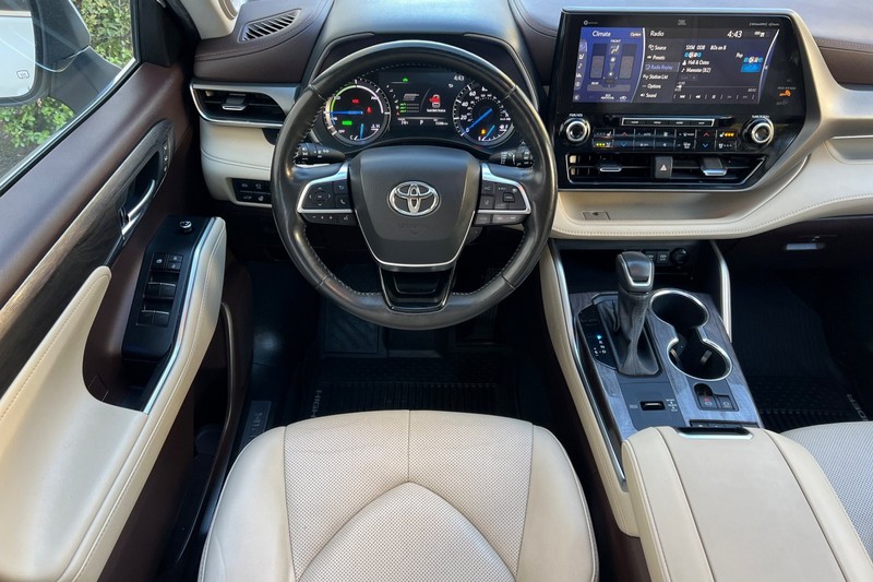 Toyota Highlander Hybrid Vehicle Full-screen Gallery Image 14