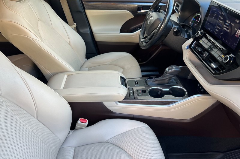 Toyota Highlander Hybrid Vehicle Full-screen Gallery Image 17