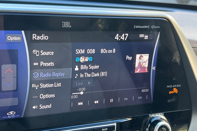 Toyota Highlander Hybrid Vehicle Full-screen Gallery Image 19