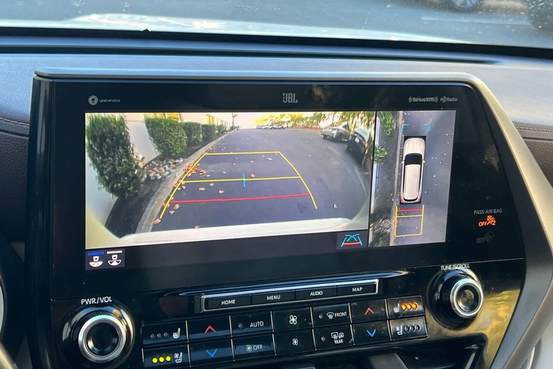 Toyota Highlander Hybrid Vehicle Full-screen Gallery Image 20