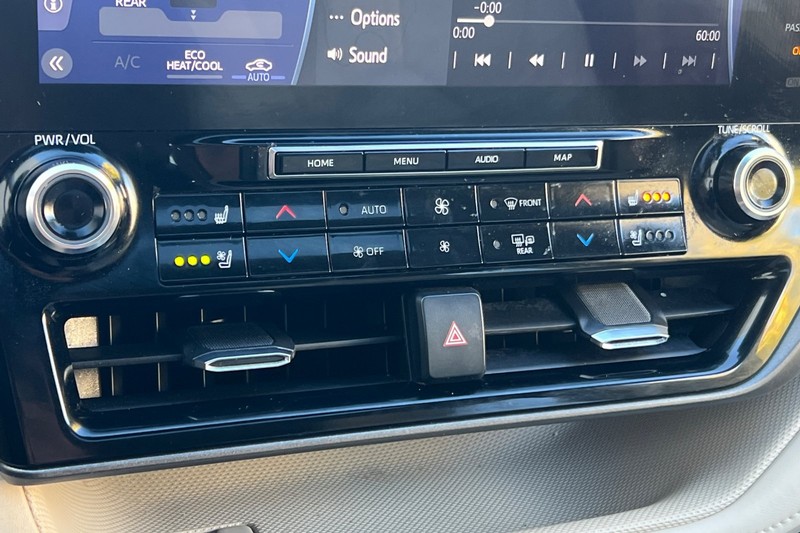 Toyota Highlander Hybrid Vehicle Full-screen Gallery Image 21