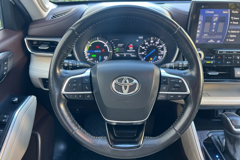 Toyota Highlander Hybrid Vehicle Full-screen Gallery Image 24