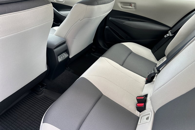 Toyota Corolla Vehicle Full-screen Gallery Image 10