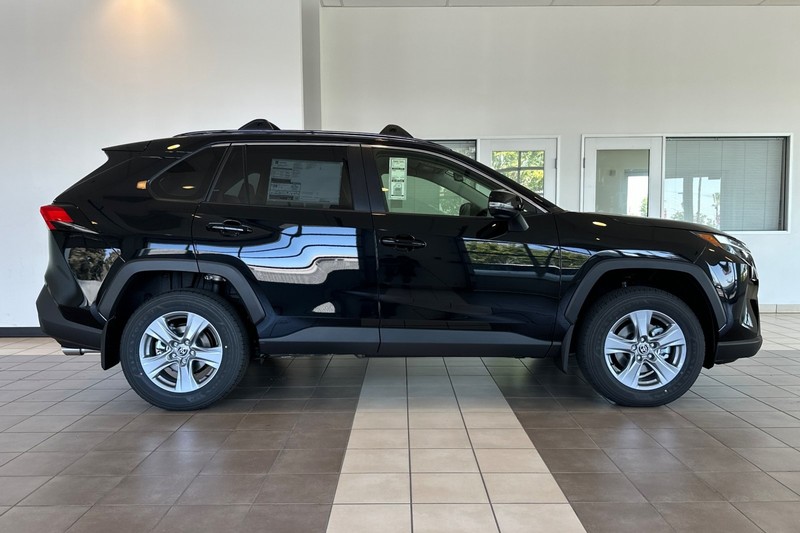 Toyota RAV4 Vehicle Full-screen Gallery Image 04