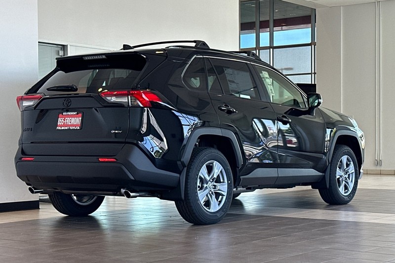 Toyota RAV4 Vehicle Full-screen Gallery Image 05