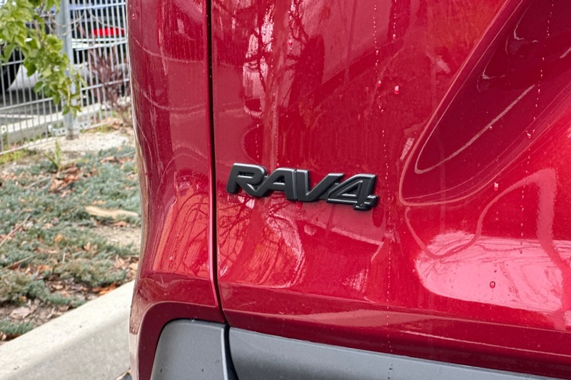 Toyota RAV4 Vehicle Full-screen Gallery Image 07