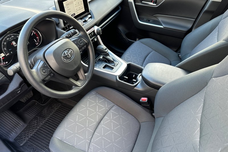 Toyota RAV4 Vehicle Full-screen Gallery Image 08