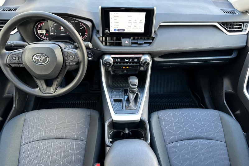 Toyota RAV4 Vehicle Full-screen Gallery Image 11