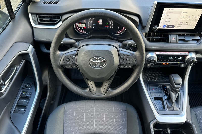 Toyota RAV4 Vehicle Full-screen Gallery Image 12