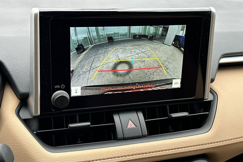 Toyota RAV4 Vehicle Full-screen Gallery Image 17