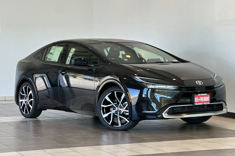 Toyota Prius Plug-In Hybrid Vehicle Full-screen Gallery Image 02