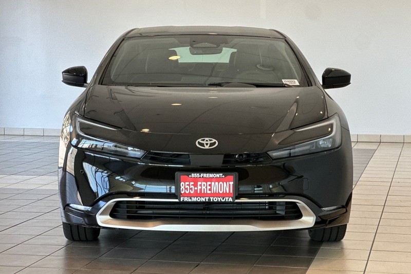 Toyota Prius Plug-In Hybrid Vehicle Full-screen Gallery Image 03