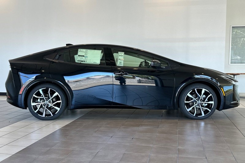 Toyota Prius Plug-In Hybrid Vehicle Full-screen Gallery Image 04