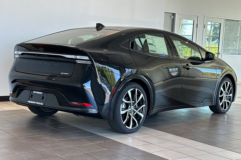 Toyota Prius Plug-In Hybrid Vehicle Full-screen Gallery Image 05