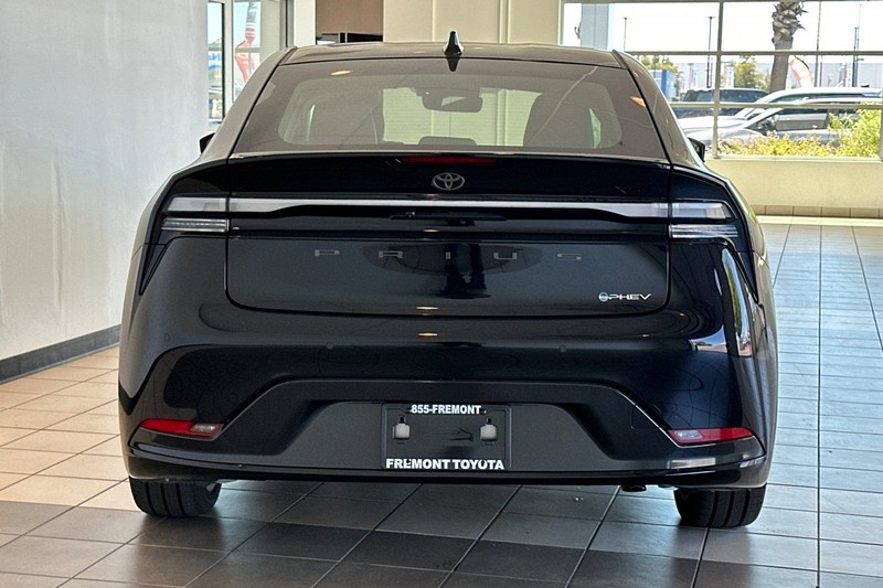 Toyota Prius Plug-In Hybrid Vehicle Full-screen Gallery Image 06