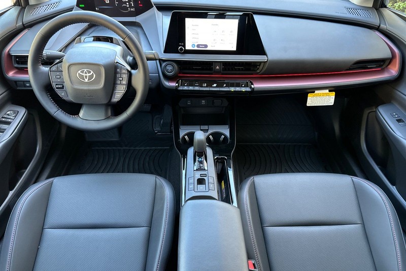 Toyota Prius Plug-In Hybrid Vehicle Full-screen Gallery Image 11