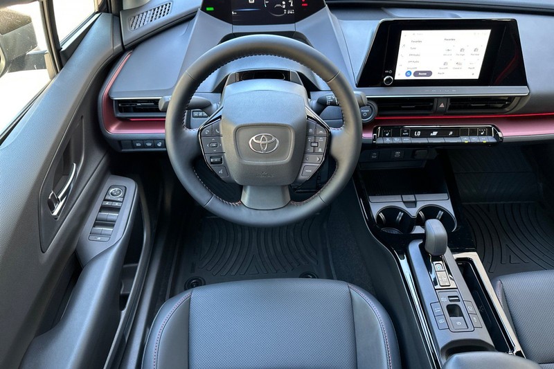 Toyota Prius Plug-In Hybrid Vehicle Full-screen Gallery Image 12