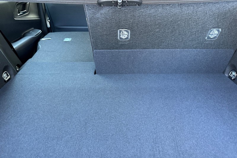 Toyota Prius Plug-In Hybrid Vehicle Full-screen Gallery Image 13