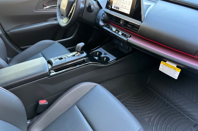 Toyota Prius Plug-In Hybrid Vehicle Full-screen Gallery Image 14