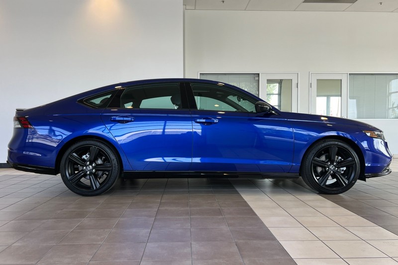 Honda Accord Hybrid Vehicle Full-screen Gallery Image 03