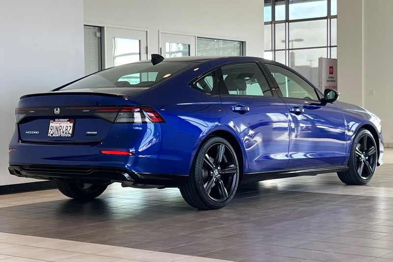 Honda Accord Hybrid Vehicle Full-screen Gallery Image 04