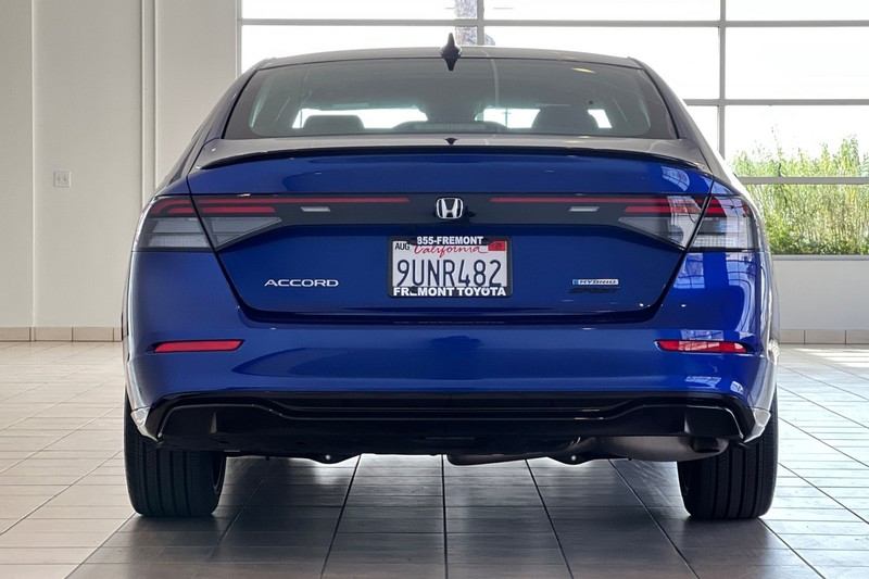 Honda Accord Hybrid Vehicle Full-screen Gallery Image 05