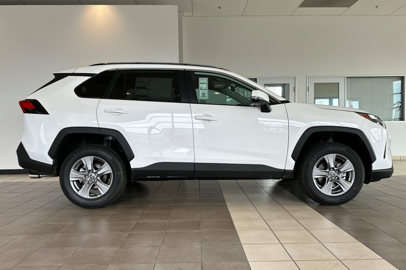 Toyota RAV4 Vehicle Full-screen Gallery Image 04