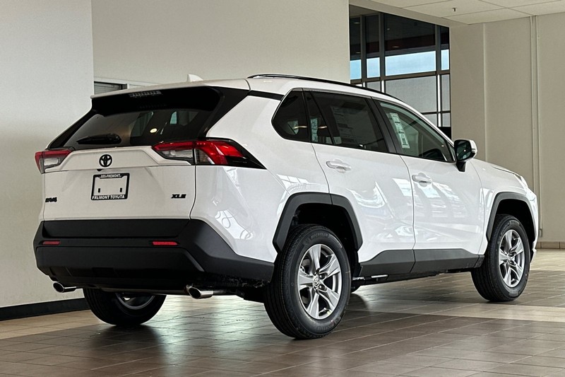 Toyota RAV4 Vehicle Full-screen Gallery Image 05