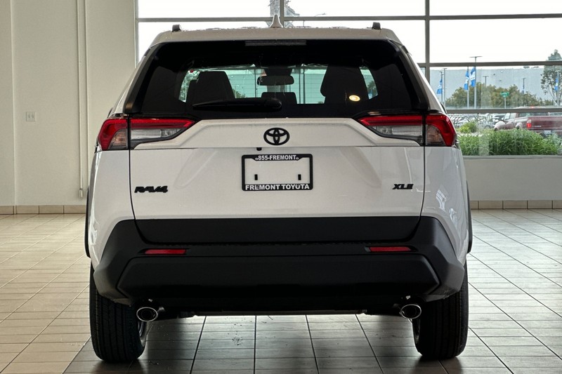 Toyota RAV4 Vehicle Full-screen Gallery Image 06