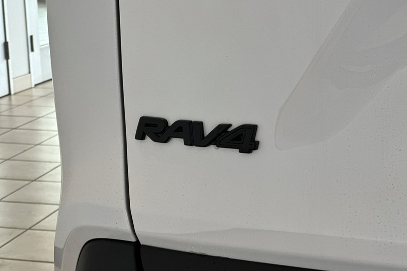 Toyota RAV4 Vehicle Full-screen Gallery Image 07