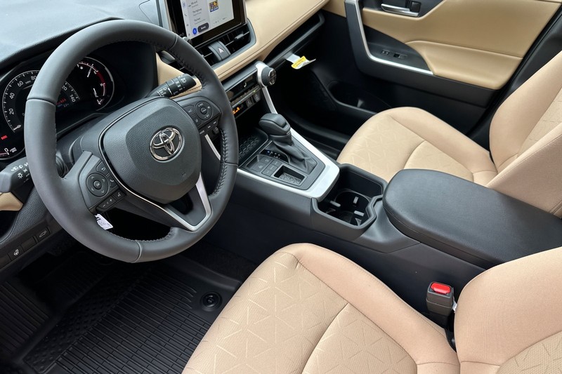 Toyota RAV4 Vehicle Full-screen Gallery Image 08