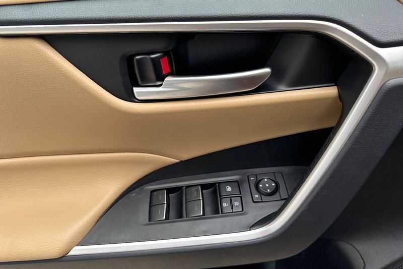 Toyota RAV4 Vehicle Full-screen Gallery Image 09