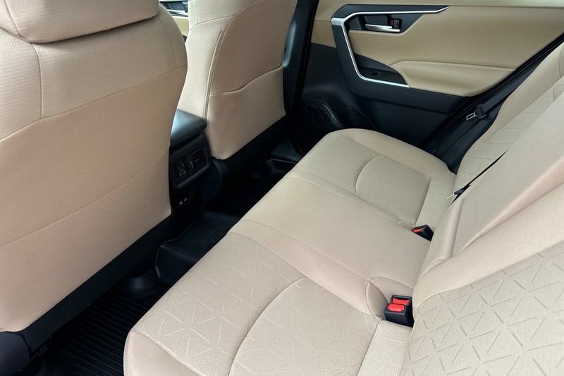 Toyota RAV4 Vehicle Full-screen Gallery Image 10