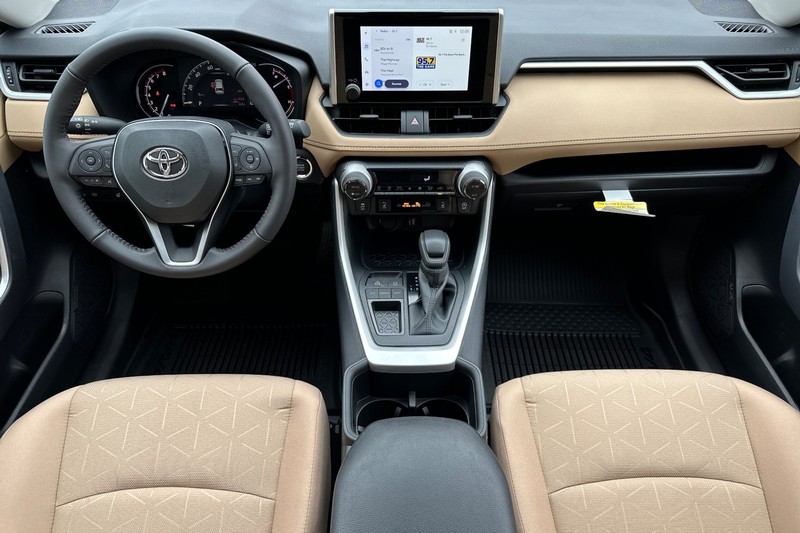 Toyota RAV4 Vehicle Full-screen Gallery Image 11