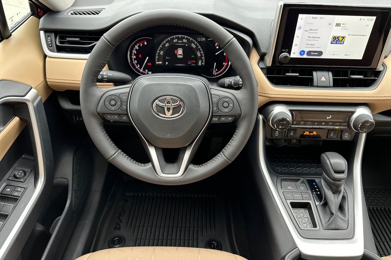 Toyota RAV4 Vehicle Full-screen Gallery Image 12