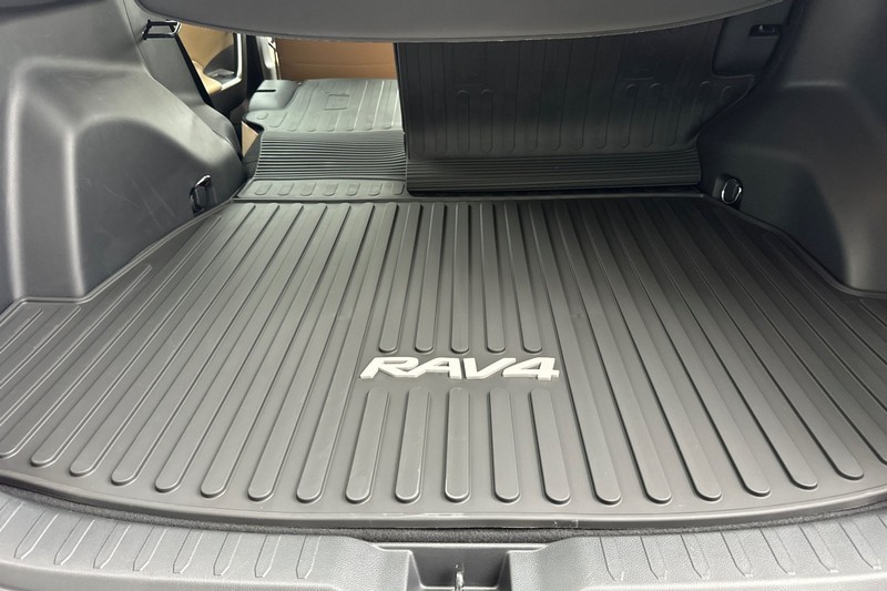 Toyota RAV4 Vehicle Full-screen Gallery Image 13