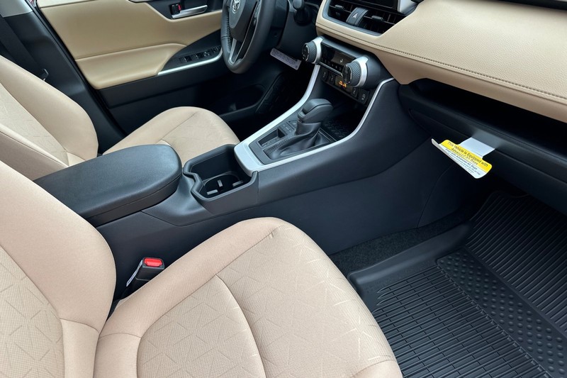 Toyota RAV4 Vehicle Full-screen Gallery Image 14