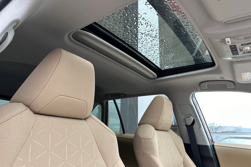 Toyota RAV4 Vehicle Full-screen Gallery Image 15