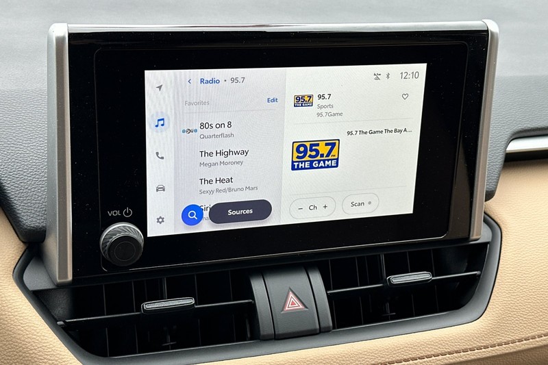 Toyota RAV4 Vehicle Full-screen Gallery Image 16