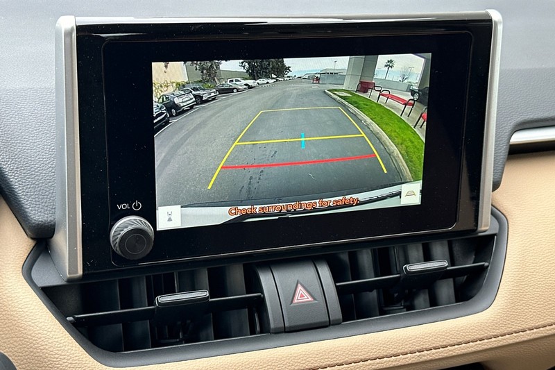 Toyota RAV4 Vehicle Full-screen Gallery Image 17