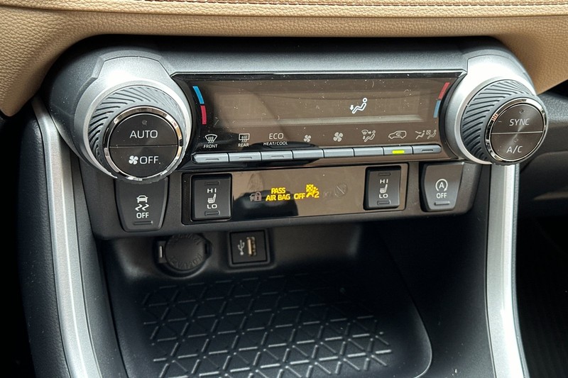 Toyota RAV4 Vehicle Full-screen Gallery Image 18