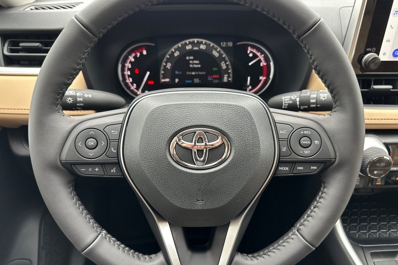 Toyota RAV4 Vehicle Full-screen Gallery Image 21