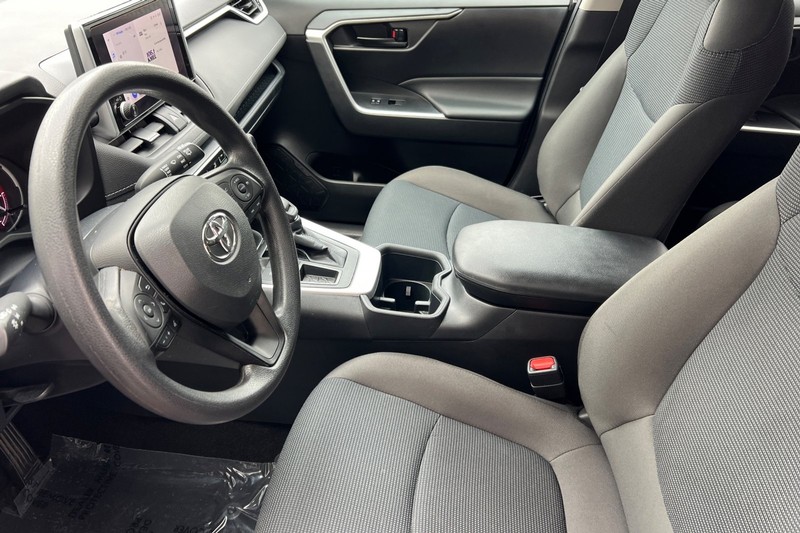 Toyota RAV4 Vehicle Full-screen Gallery Image 10