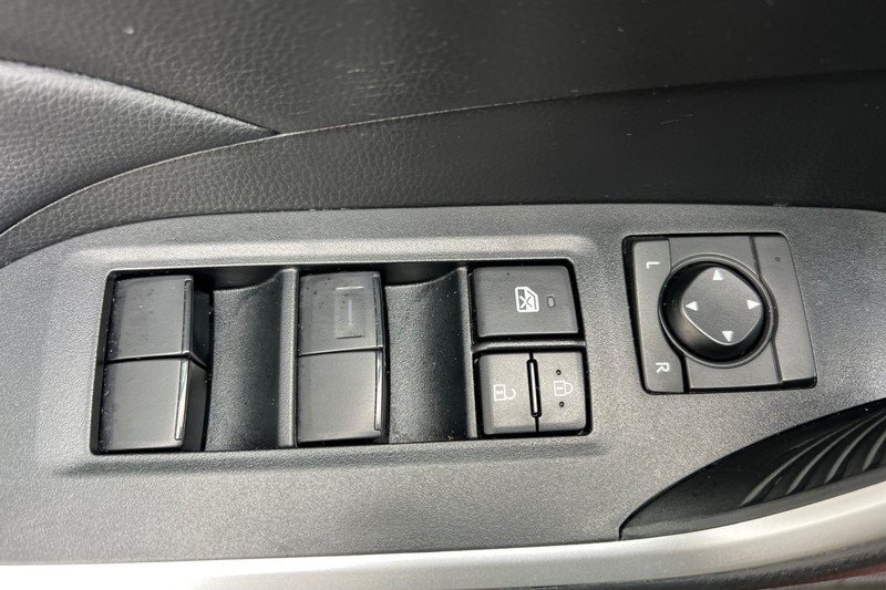 Toyota RAV4 Vehicle Full-screen Gallery Image 11