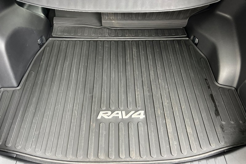 Toyota RAV4 Vehicle Full-screen Gallery Image 15
