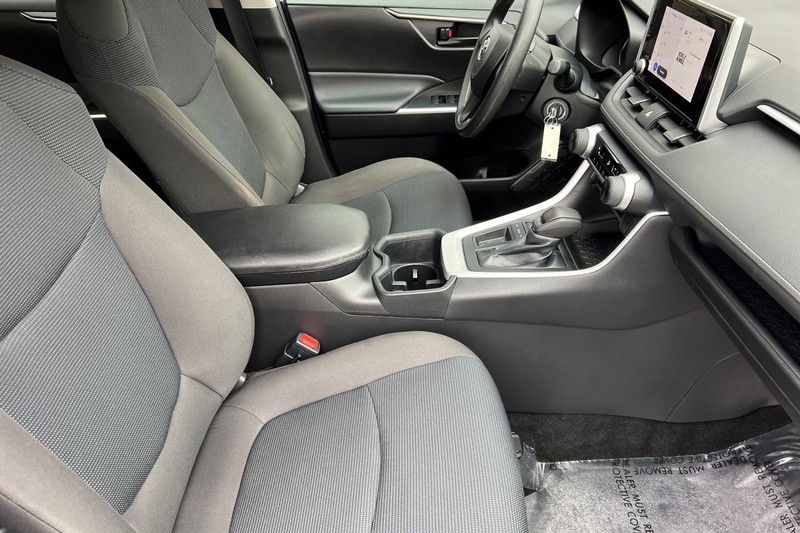 Toyota RAV4 Vehicle Full-screen Gallery Image 16