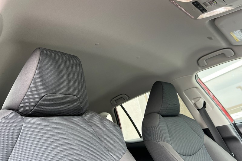 Toyota RAV4 Vehicle Full-screen Gallery Image 17