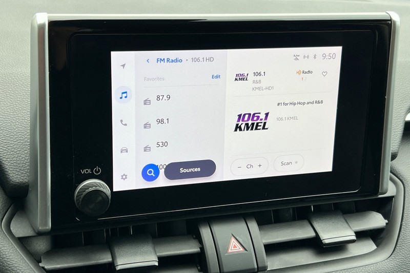 Toyota RAV4 Vehicle Full-screen Gallery Image 18