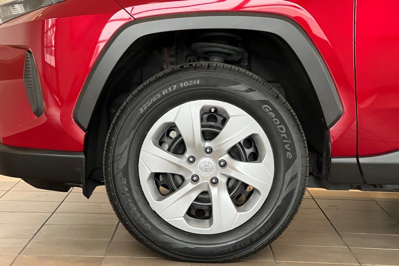 Toyota RAV4 Vehicle Full-screen Gallery Image 25